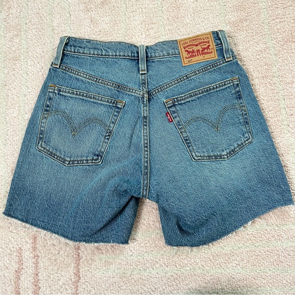 NWOT Levi's 501 Mid Thigh Denim Shorts Button Fly Raw Hem Size 26 - Picture 2 of 11